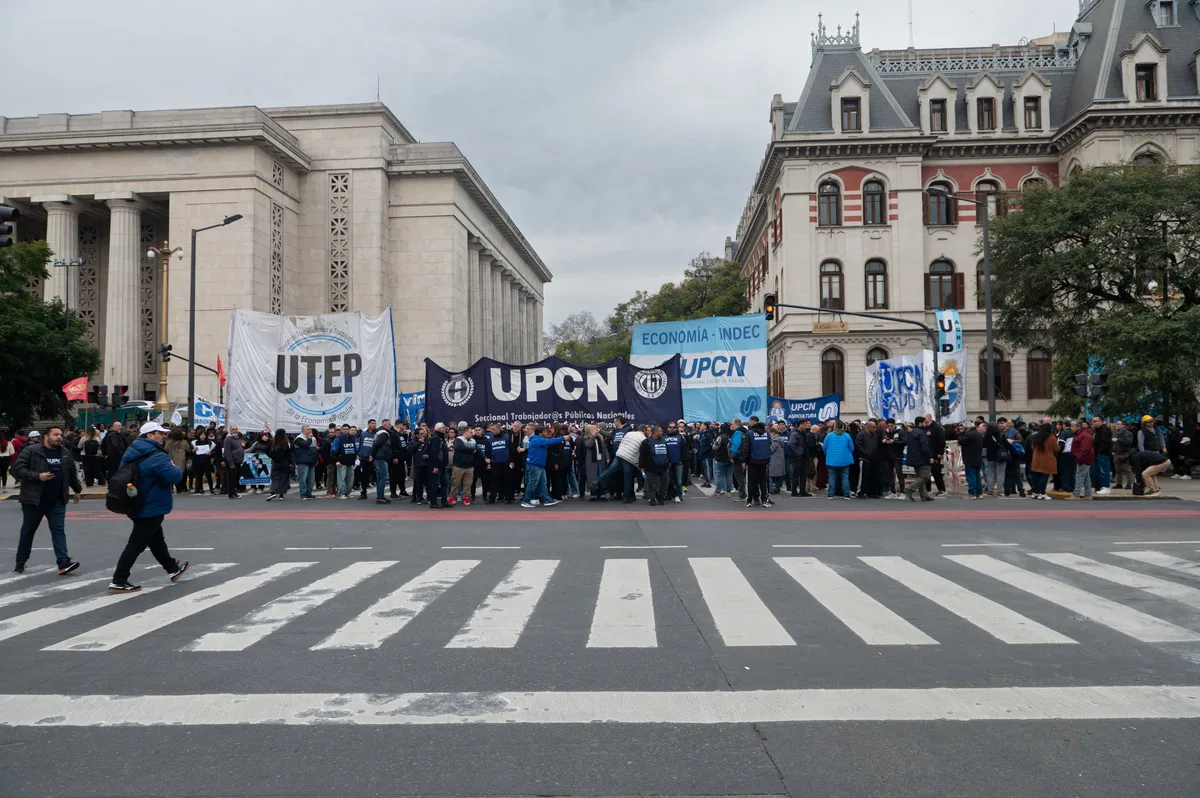 Marcha de los endeudados, en vivo: comenzó la movilización de la CGT y los movimientos sociales hacia el Ministerio de Economía