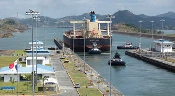 Canal do Panamá reduz trânsito diário de navios de 36 para 32 para enfrentar El Niño