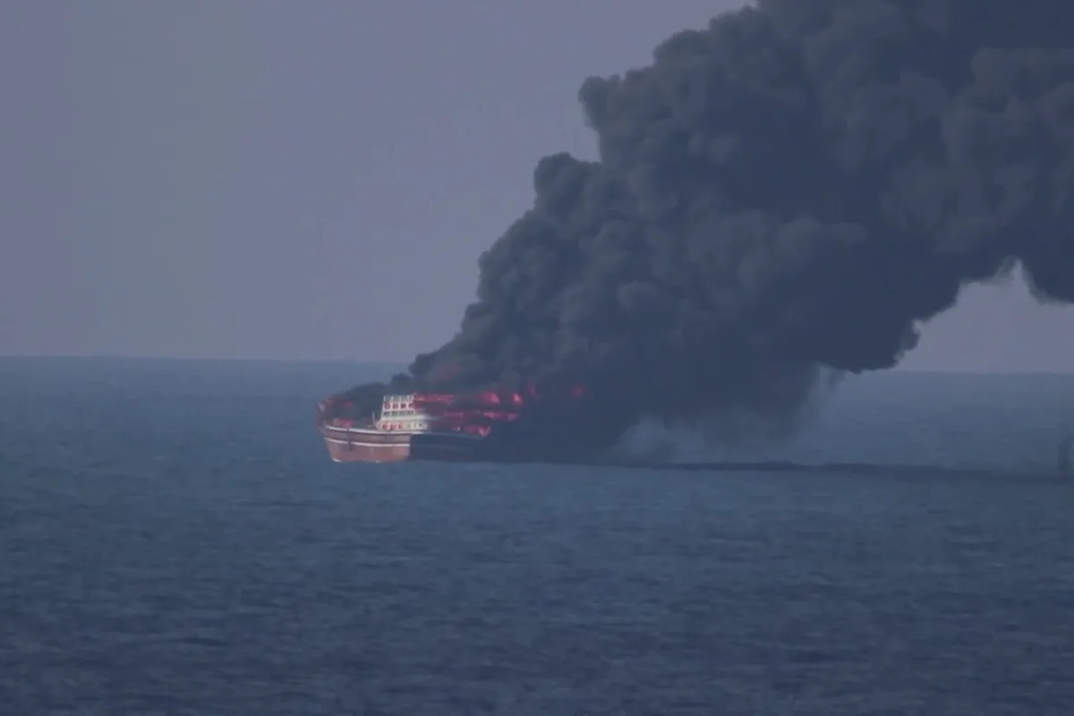 EEUU asegura haber destruido un velero "vinculado a Irán" que vigilaba a su Armada en el estrecho de Ormuz