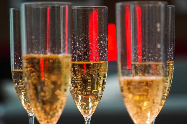 Du champagne à plus de 13 % d’alcool, “un épineux problème de marketing”