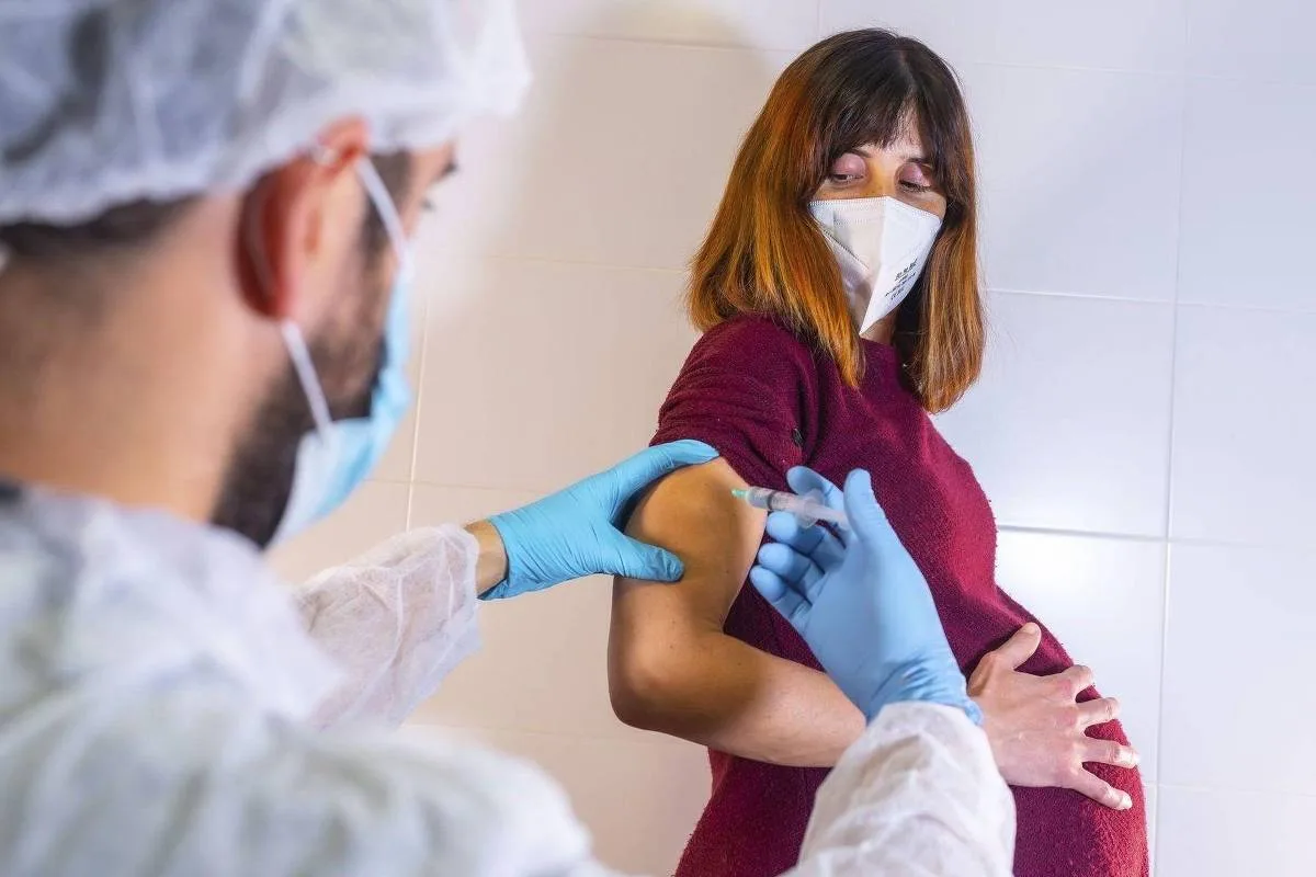 Os anticorpos que atravessam a placenta: como vacina da mãe protege o bebê antes mesmo do parto