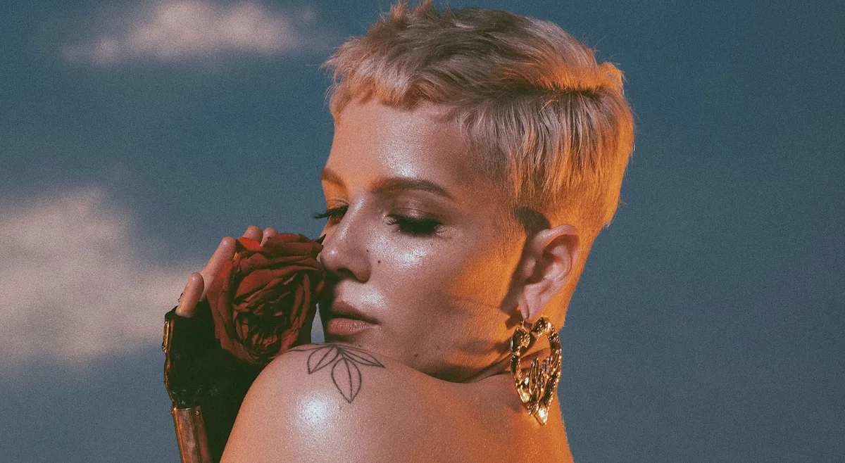 Prestes a se apresentar no Rock in Rio, Halsey diz que está com uma 'infecção pesada no rosto' e 'se entupindo de remédio'
