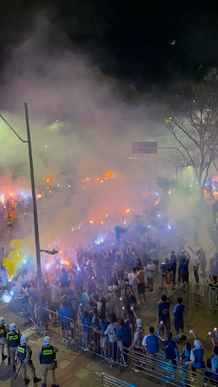 Com grande festa, torcida do Cruzeiro recepciona time na chegada ao Mineirão; assista