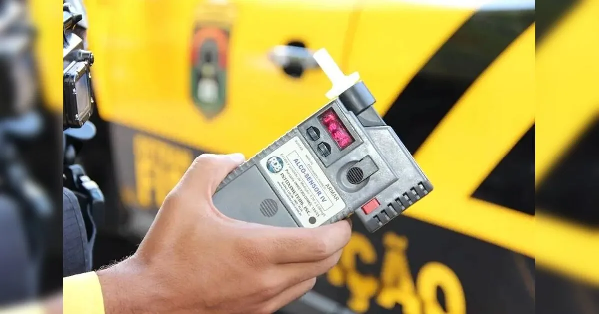 Idoso bate em carro no semáforo e é preso por embriaguez no centro de Apucarana