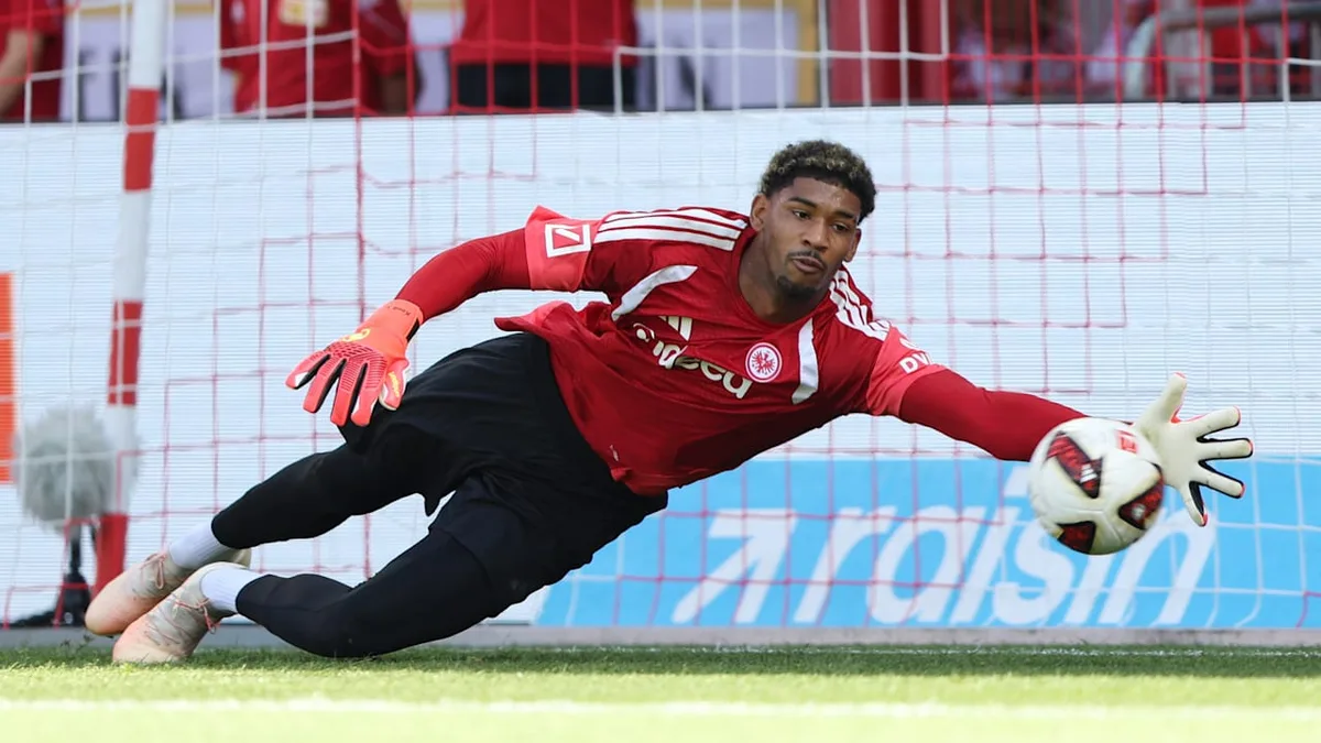 Wie es mit dem Torhüter weitergeht - DAS sagt Santos zu seiner Eintracht-Zukunft