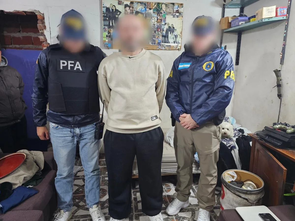 Detuvieron a 3 empleados de Migraciones por falsificar registros para darle la residencia en el país a 101 médicos colombianos