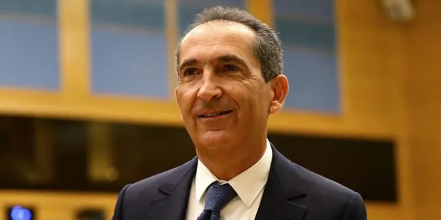 Les créanciers des activités internationales de Patrick Drahi dans les télécoms l’attaquent en justice