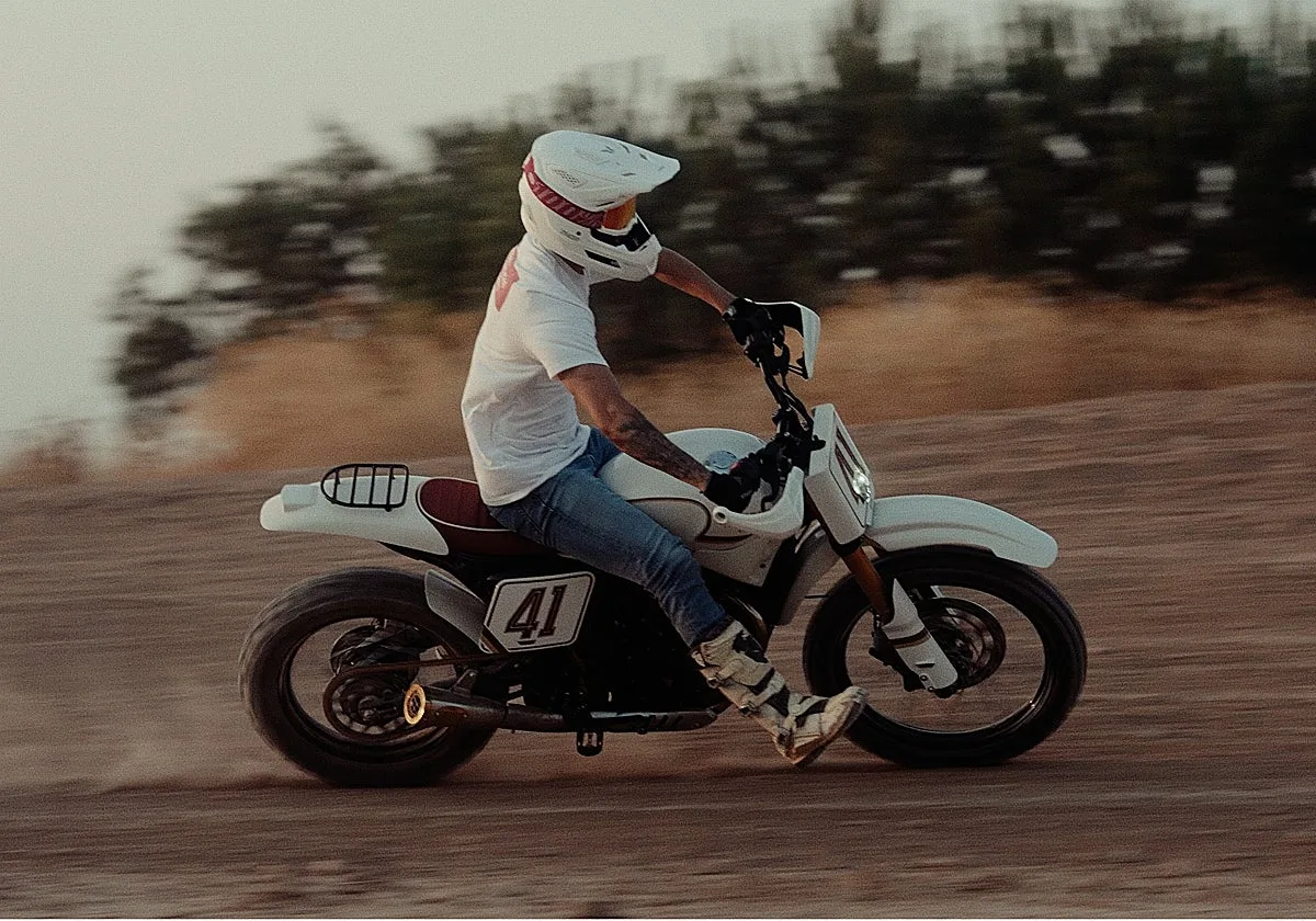 'Miura', la Triumph Scrambler 400 XC que rinde homenaje a la Selección Española