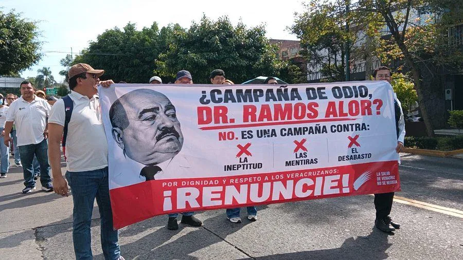 Crisis en IMSS-Bienestar: Personal médico marcha en Xalapa por falta de medicamentos y cirugías suspendidas