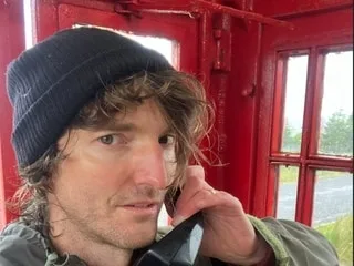 Pour éviter que la ligne ne soit coupée, il tente de sauver des cabines téléphonique isolées… en appelant des inconnus