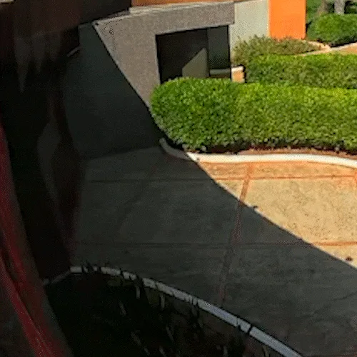Homem usa carro para destruir portão de motel ao se recusar a pagar dívida