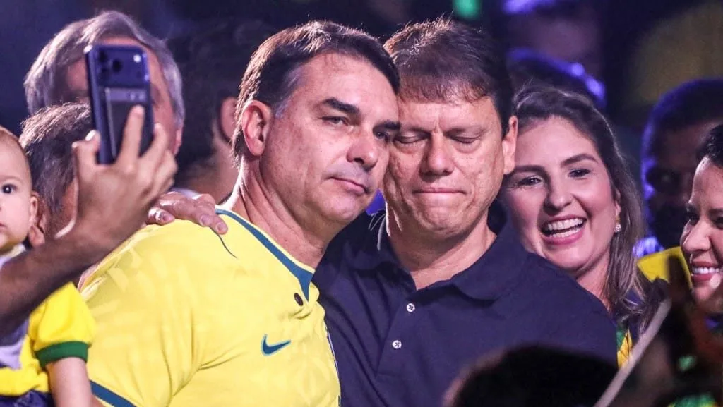 Tarcísio não quer aparecer com Flávio Bolsonaro na capital, só no interior de SP