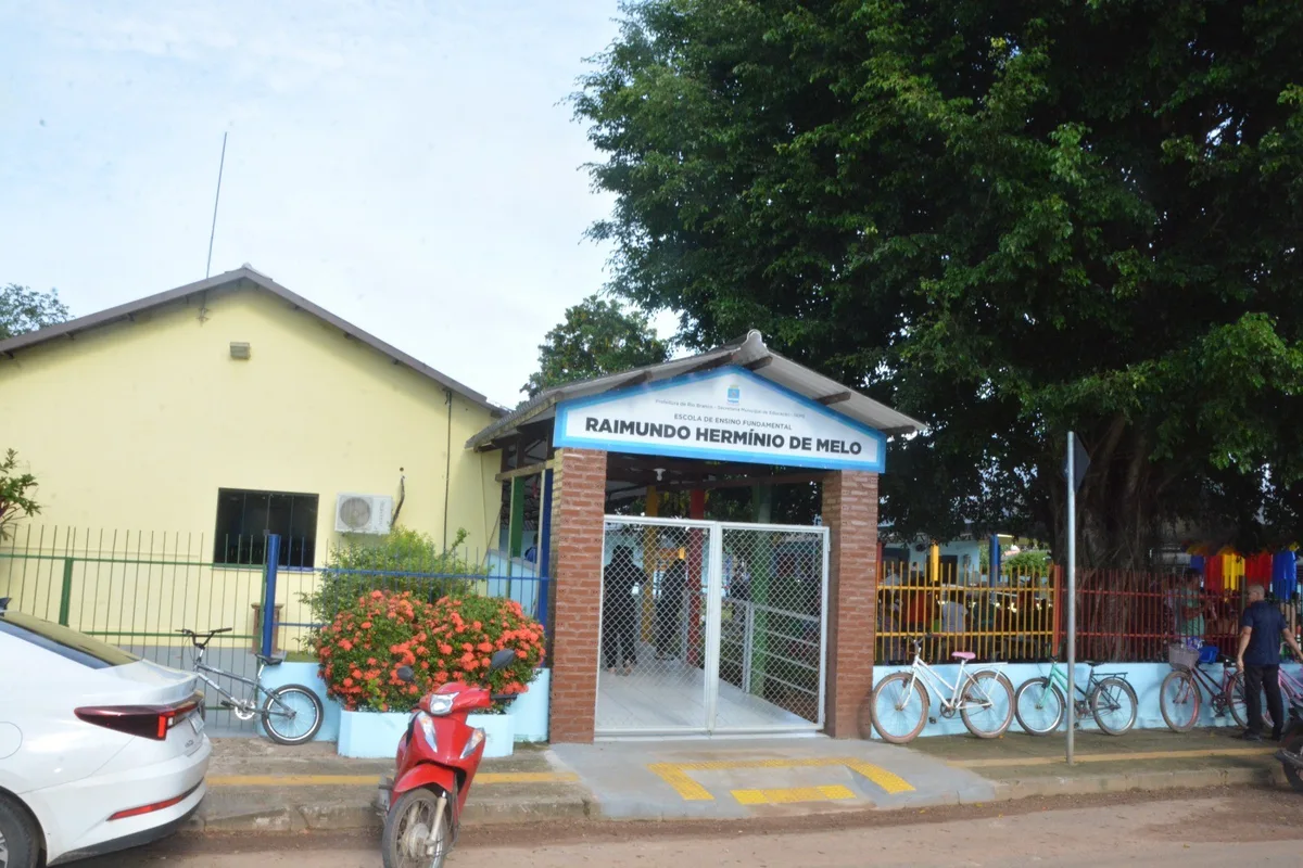 Homem em situação de rua invade escola e é contido por segurança em Rio Branco