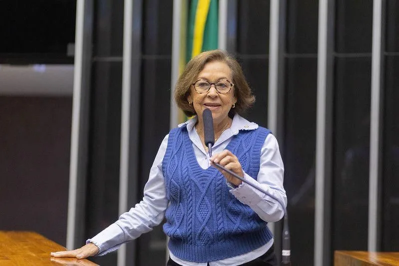 Lídice critica ato da oposição com mulheres seminuas em Salvador
