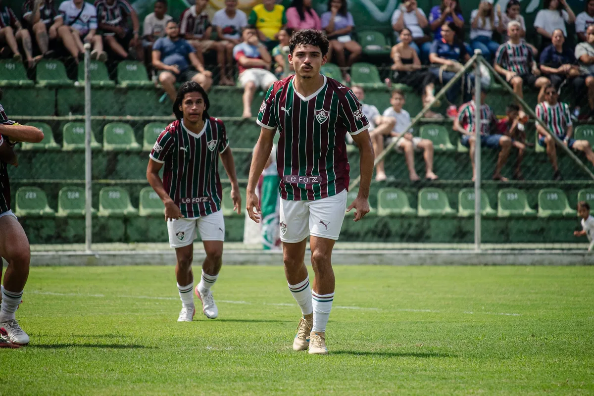 Centroavante de 18 anos dá vitória ao Fluminense de Fred contra Thiago Neves e elogia: "Aprendendo muito com ele"