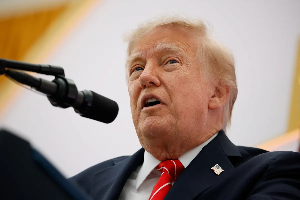 Pourquoi Donald Trump rebaptise l'IA "super intelligence" et menace traiter en "ennemi" quiconque n’utilisera pas le terme