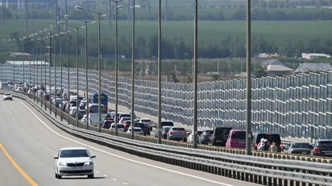 В очереди перед Крымским мостом скопилось более 600 машин