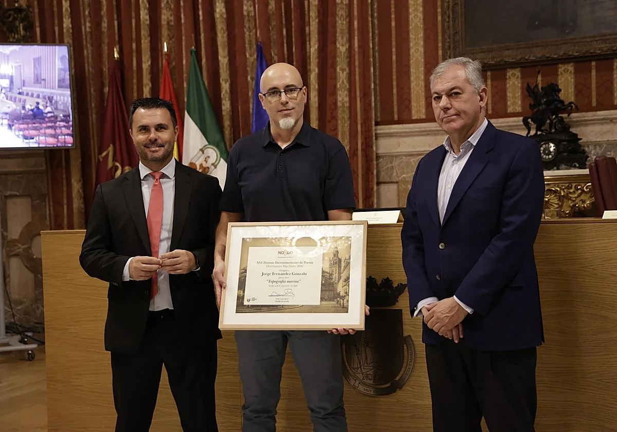 Jorge Fernández recibe el Premio de Poesía Hermanos Machado por 'Topografía marina', una obra que oscila entre la revelación y la incertidumbre