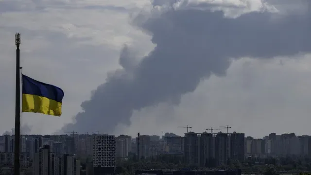 Drone russo causa 27 mortos e Zelensky critica armas junto a casas