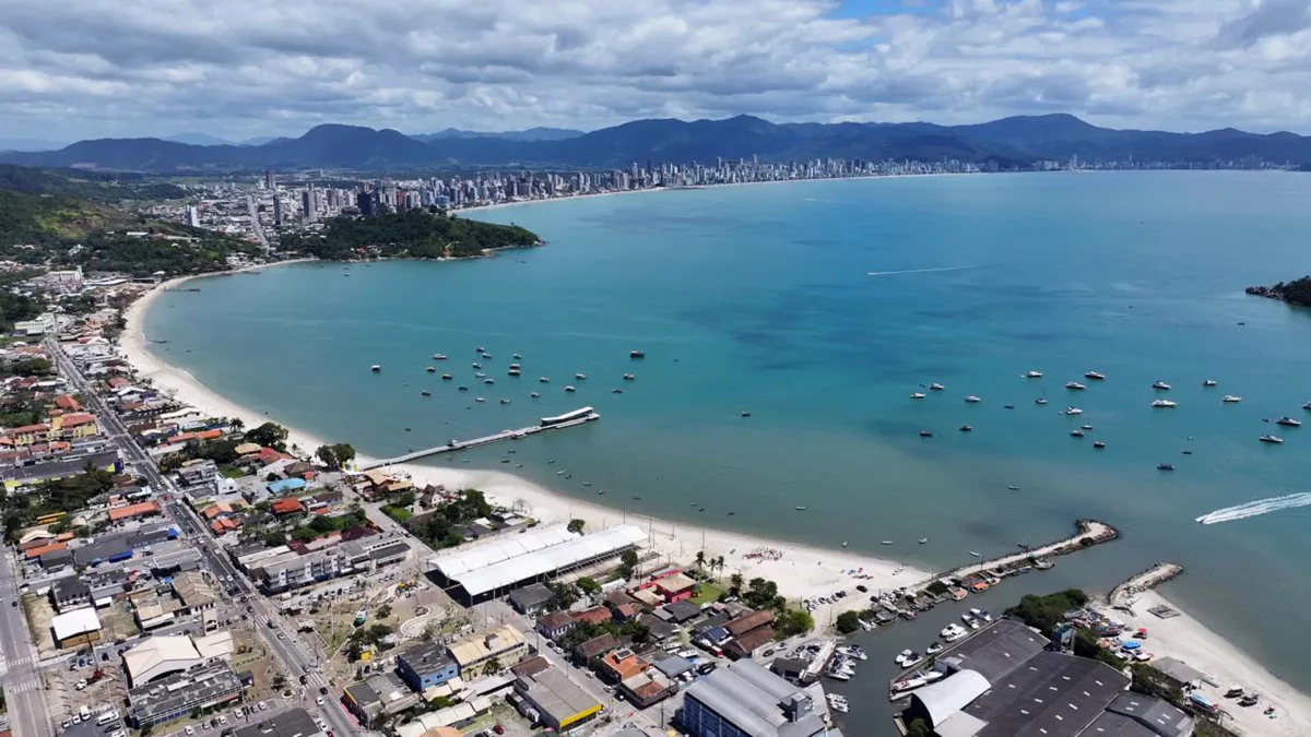 Cidade que mais conquista novos moradores no litoral catarinense devido à sua qualidade de vida e suas praias tranquilas
