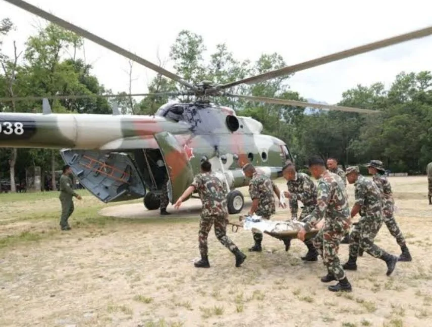 Rescatan a niña de 6 años tras 60 horas bajo escombros en Nepal