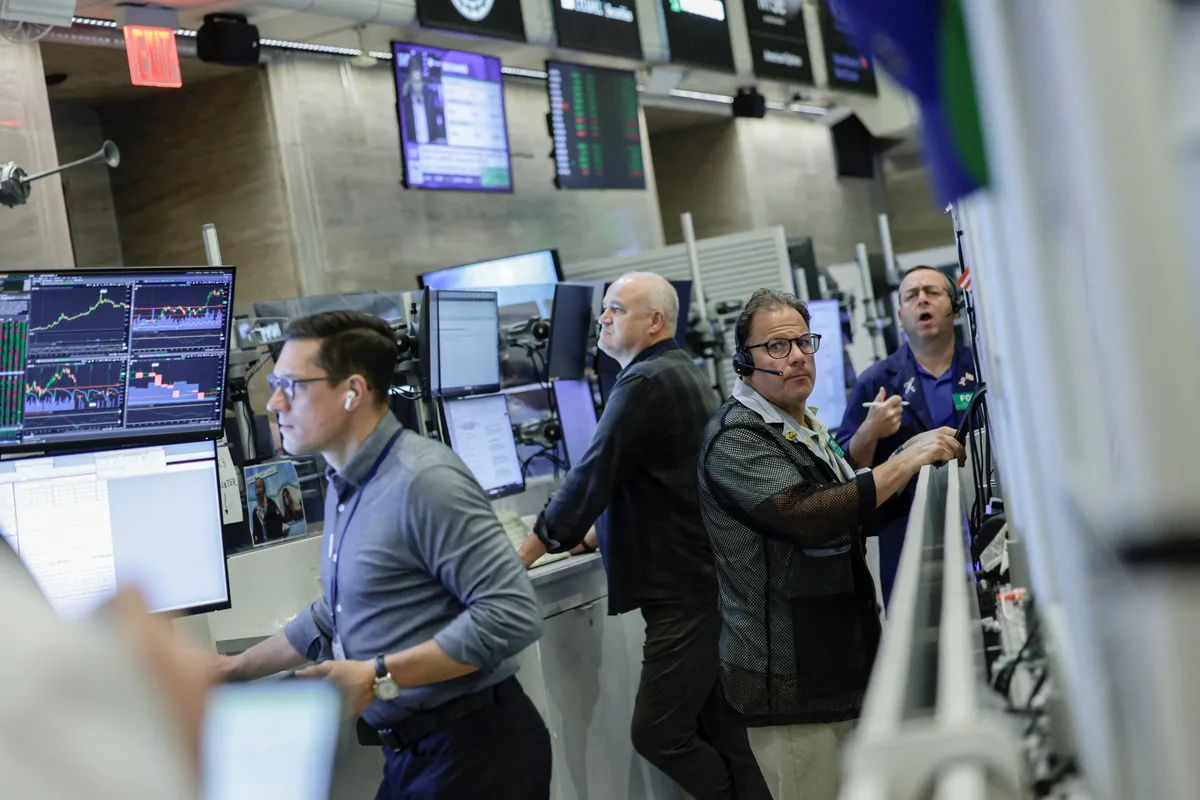 Jornada financiera: por una fuerte suba de los bonos, el riesgo país se desplomó y cerró cerca de los 500 puntos