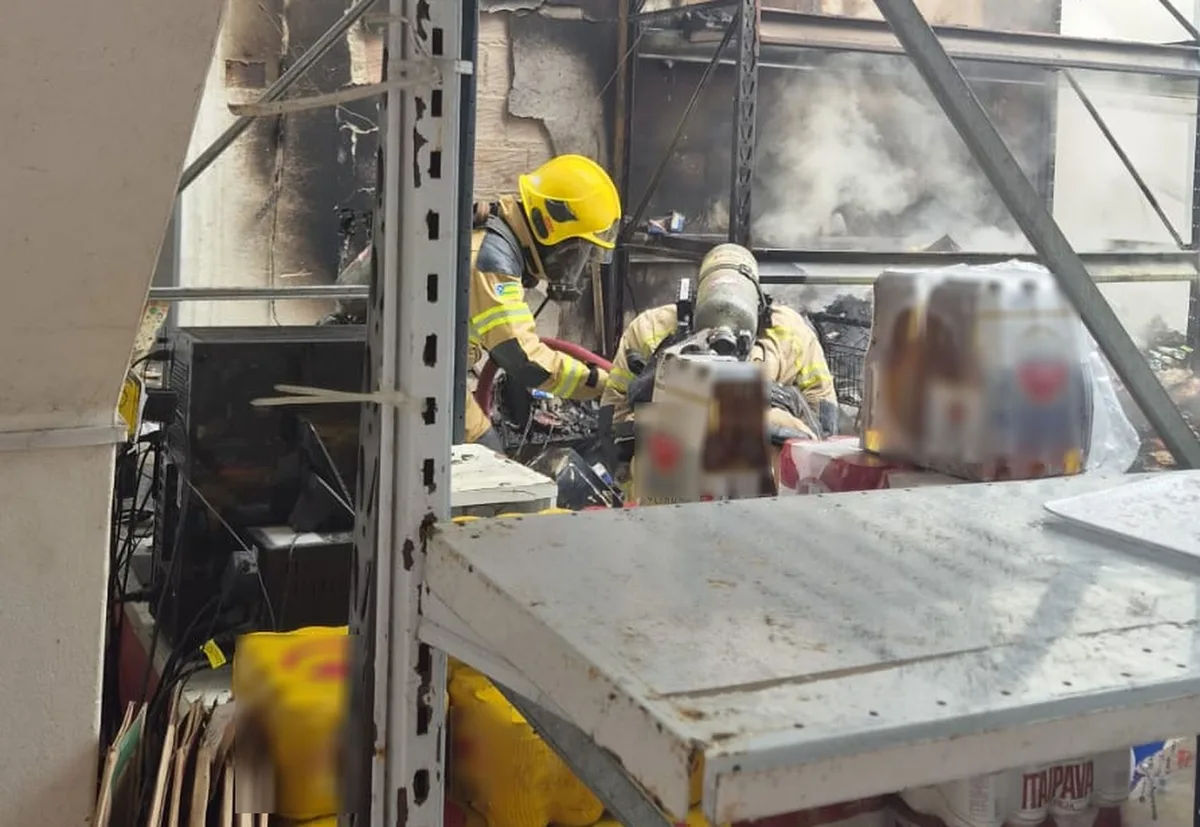 Incêndio atinge supermercado em Umbaúba