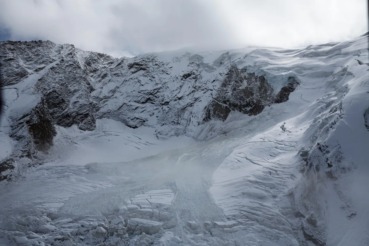 Estaban desaparecidos desde hace décadas, aparecen dos excursionistas en los Alpes suizos al derretirse glaciar