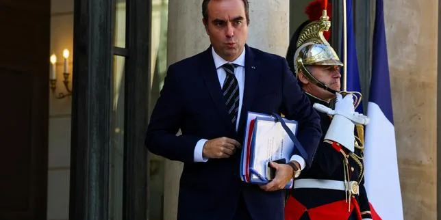 Budget 2027 : une quarantaine d’associations s’opposent au délai de carence pour certaines allocations aux étrangers proposé par Sébastien Lecornu