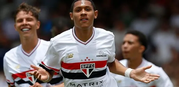 São Paulo recebe oferta do Ajax, da Holanda, por atacante Tetê
