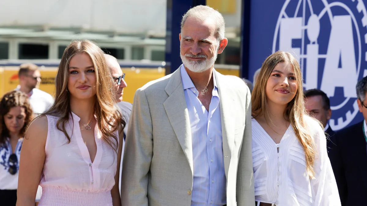 La estampa familiar del rey Felipe VI con la princesa Leonor y la infanta Sofía en la F1: looks desenfadados a conjunto en colores claros sin la reina Letizia