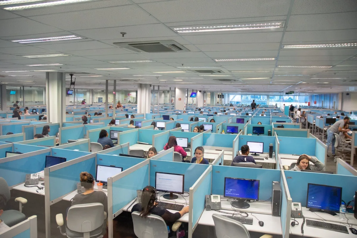 Empresa de call center abre seleção com 200 vagas para operador de atendimento em Fortaleza