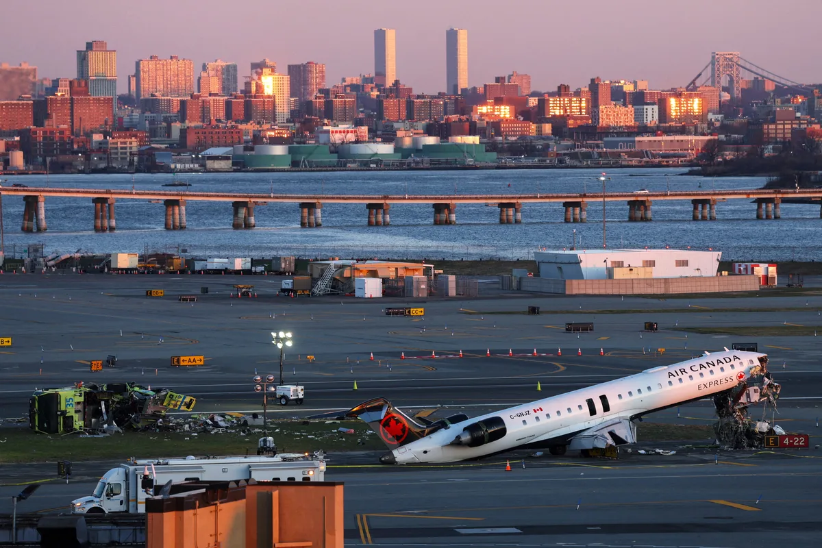 La FAA despedirá a dos controladores aéreos de LaGuardia tras un accidente mortal