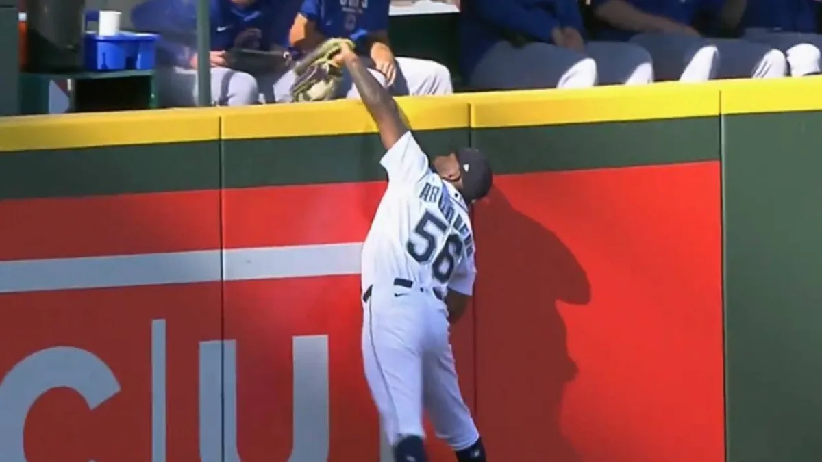 Mariners’ Arozarena robs Cubs’ Amaya of home run with spectacular catch