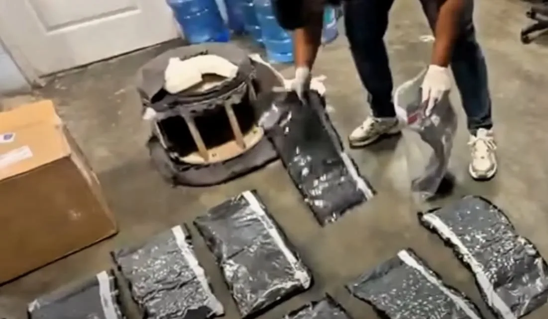 Autoridades dominicanas incautaron 11 paquetes de presunta marihuana oculta en un mueble enviado desde Miami