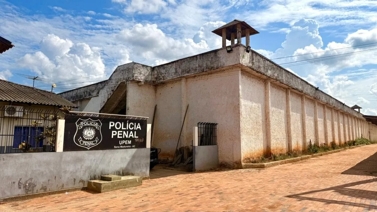 Polícia Penal apreende celulares arremessados dentro do presídio de Sena Madureira