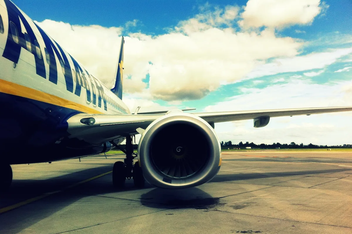 Relatório explica como passageiro quase foi sugado pela janela de um Ryanair