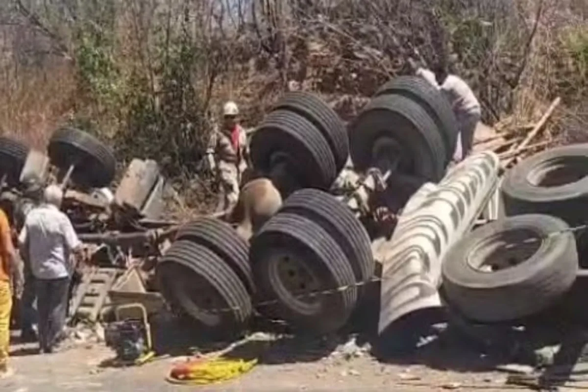 Caminhão carregado de telhas tomba e deixa 3 mortos no Ceará