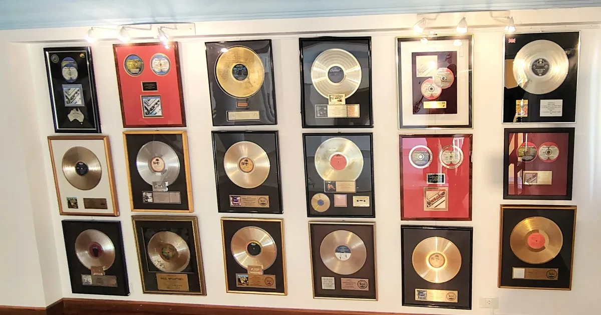 Una colección extraordinaria de The Beatles llega a Buenos Aires: guitarras, discos y objetos inéditos