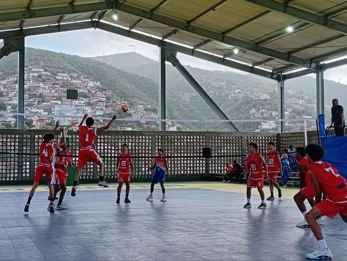 Entregan complejo deportivo para atender a 7.000 familias en Catia La Mar