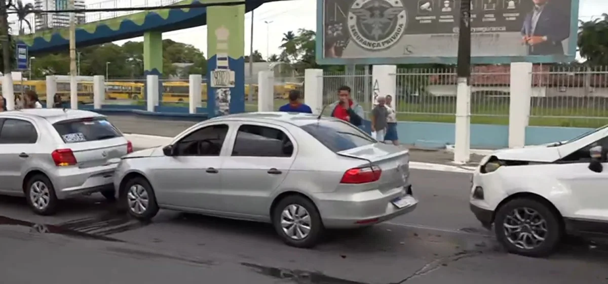 Engavetamento envolvendo três carros deixa trânsito lento na Av. Fernandes Lima, em Maceió