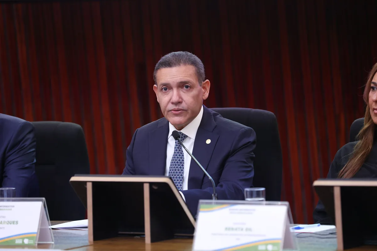TSE tem maioria para remover posts de Flávio contra Lula, mas Nunes Marques trava julgamento