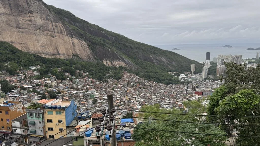 Eleições: ao lado do metro quadrado mais caro do Rio, favela da Rocinha vota por saneamento e dignidade