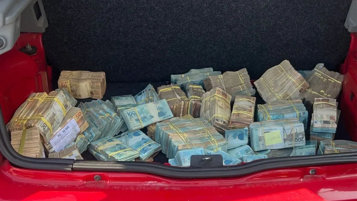 PM para motorista que dirigia em zigue-zague no Anel Rodoviário, ele tenta destruir celular, mas é no fundo falso que aparece a maior surpresa