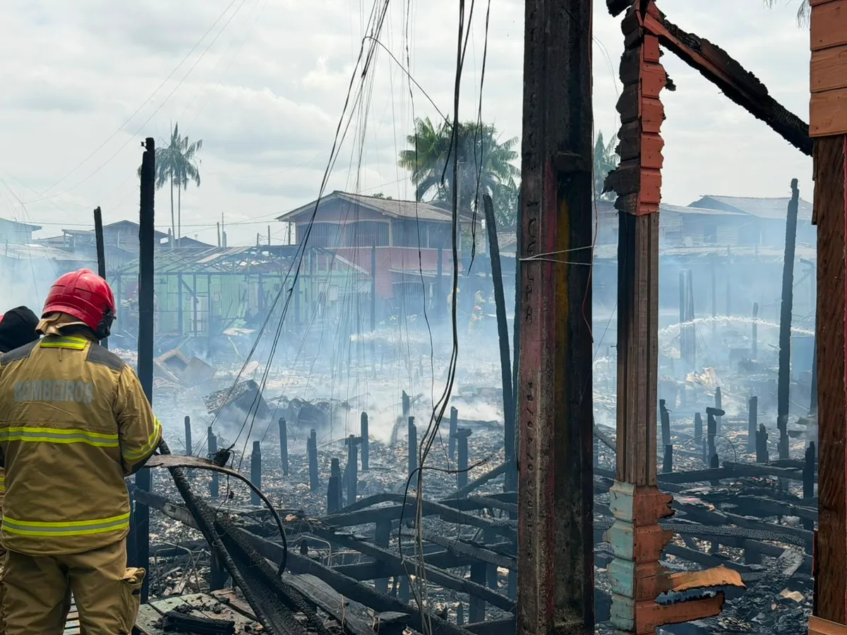 Moradora perde casa em incêndio que atingiu 150 pessoas no AP: 'não aguento mais tanto sofrimento'