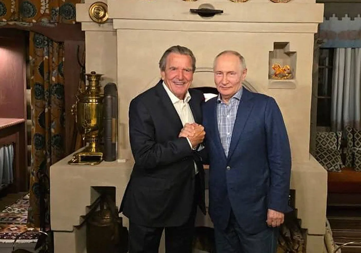 El excanciller alemán Schröder abraza a Putin en su cumpleaños
