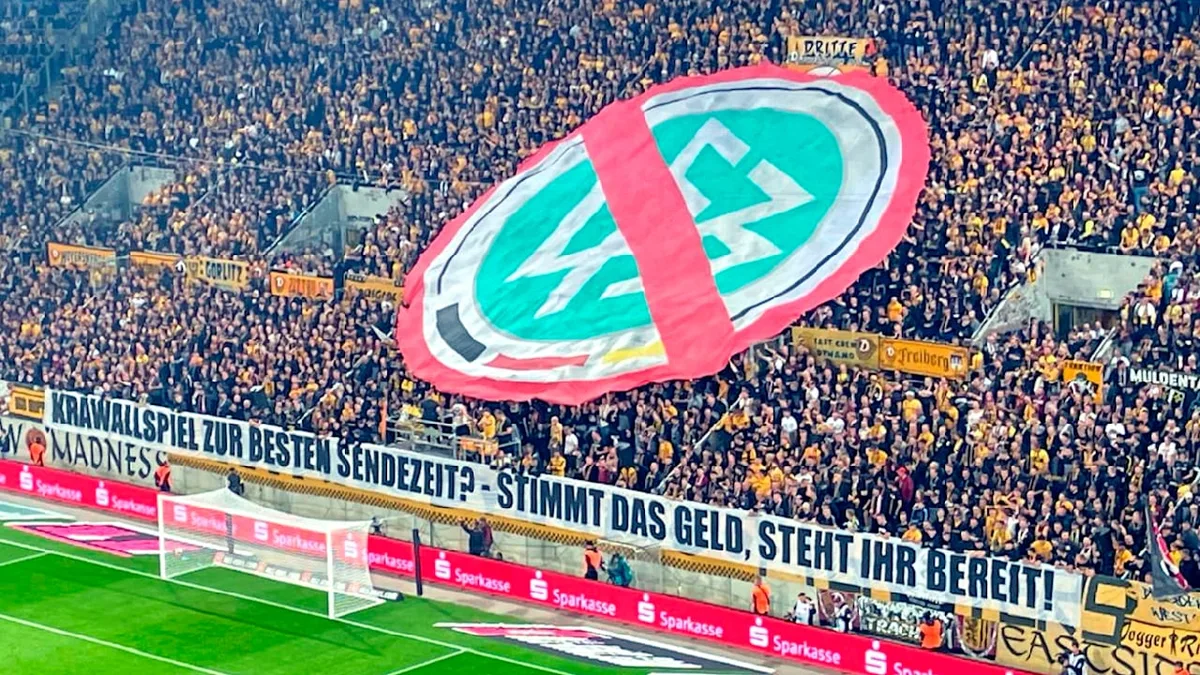 Friedlicher Zweitliga-Knaller - Dynamo-Fans protestieren gegen den DFB