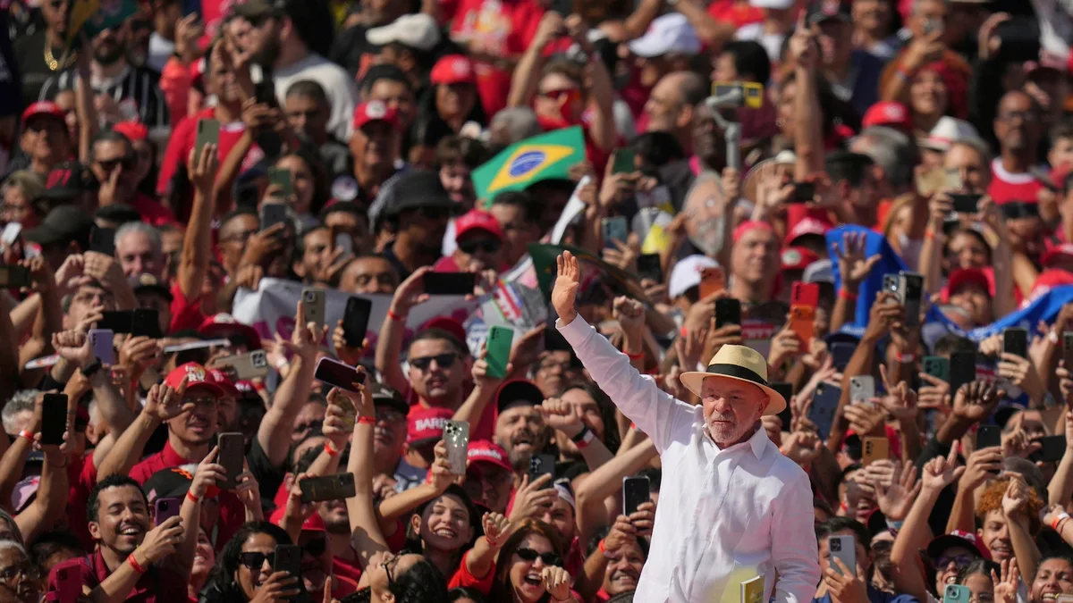 Brazil's Lula and Flávio Bolsonaro return to their strongholds to kick off presidential campaigns