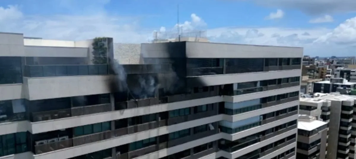 Problema em circuito pode ter iniciado incêndio em apartamento na Ponta Verde, diz Bombeiros