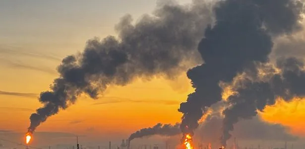 Ataque de drones mata 2 e atinge refinaria de petróleo em Moscou